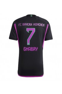Bayern Munich Serge Gnabry #7 Jalkapallovaatteet Vieraspaita 2023-24 Lyhythihainen